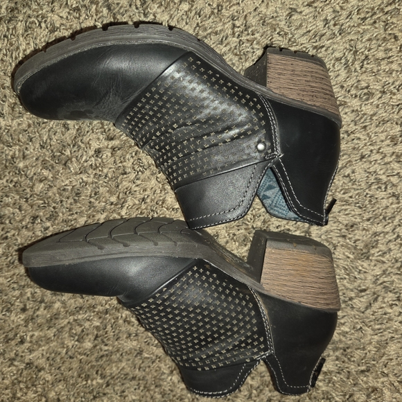 Earth Origins Black Ankle Booties with Textured Design - Picture 3 of 6